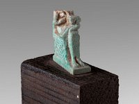 Aeg F 91  Aeg F 91, 26.Dynastie bis römische Zeit, Isis lactans, Hellblaue Fayence, H 2,0 cm, B 0,9 cm, : Bestandskatalog Ägypten, Museumsfoto: Claus Cordes